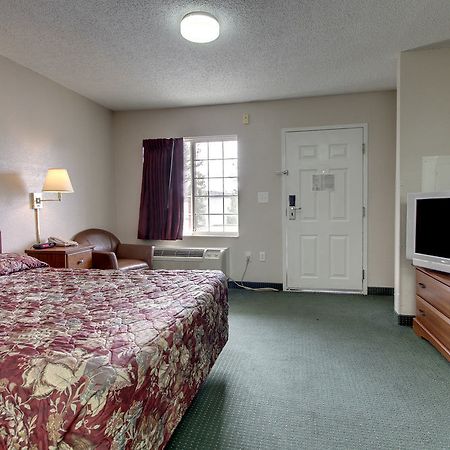 Intown Suites Extended Stay Raleigh Nc - Capital Blvd Exterior photo